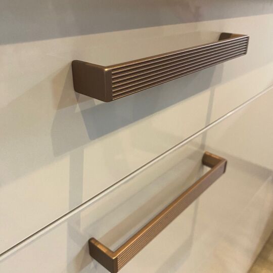 Greep Tengo  Brons  de greep[ is leverbaar in de boorafstanden 160 en 320mm